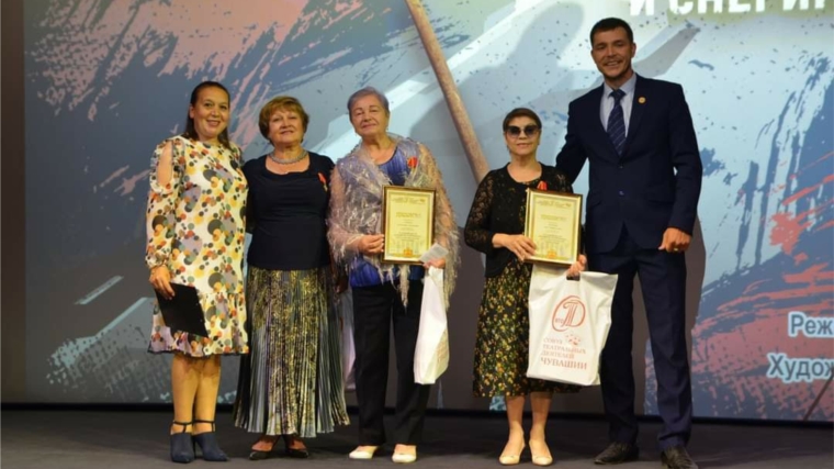 Почтенным артистам ТЮЗ-а вручили самую высокую награду СТД Чувашской Республики