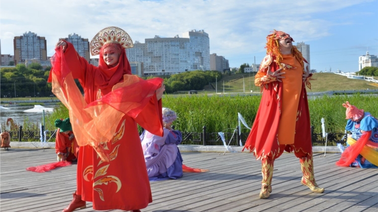 В рамках Международного фестиваля «Карусель сказок» в Чебоксарах впервые показали спектакль на воде