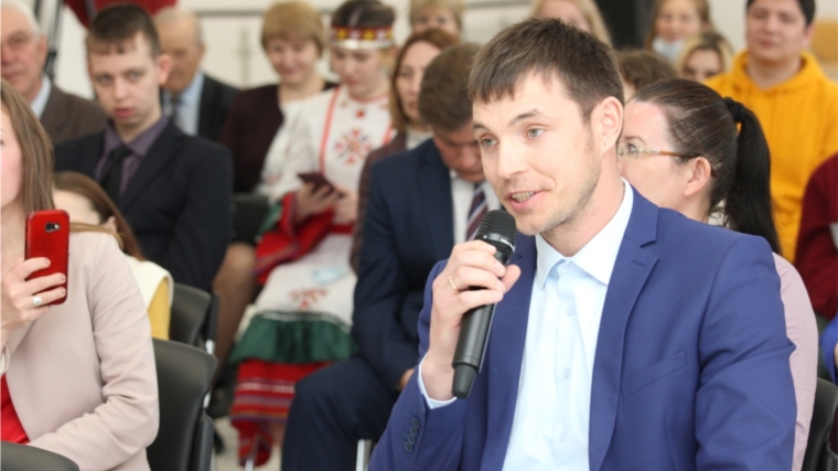 Глава региона Олег Николаев обсудил вопросы сохранения и развития чувашского языка, национальной культуры и искусства