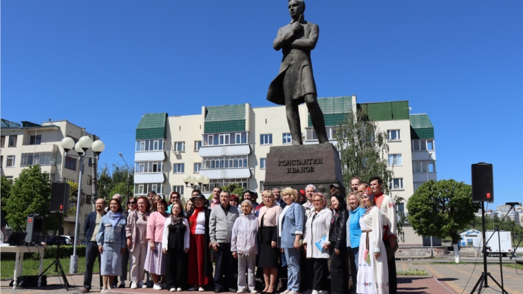 Возложение цветов к памятнику Константину Иванову